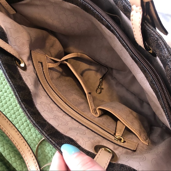 Michael Kors Signature Tote in Brown w/ Duster - Picture 11 of 14